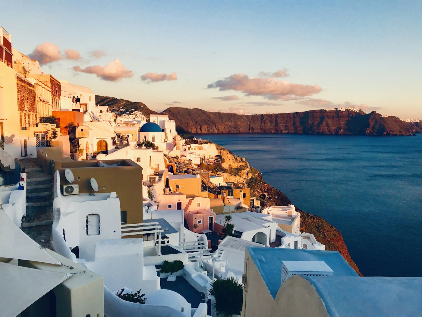 White buildings of Oía overlooking the sea at Santorini